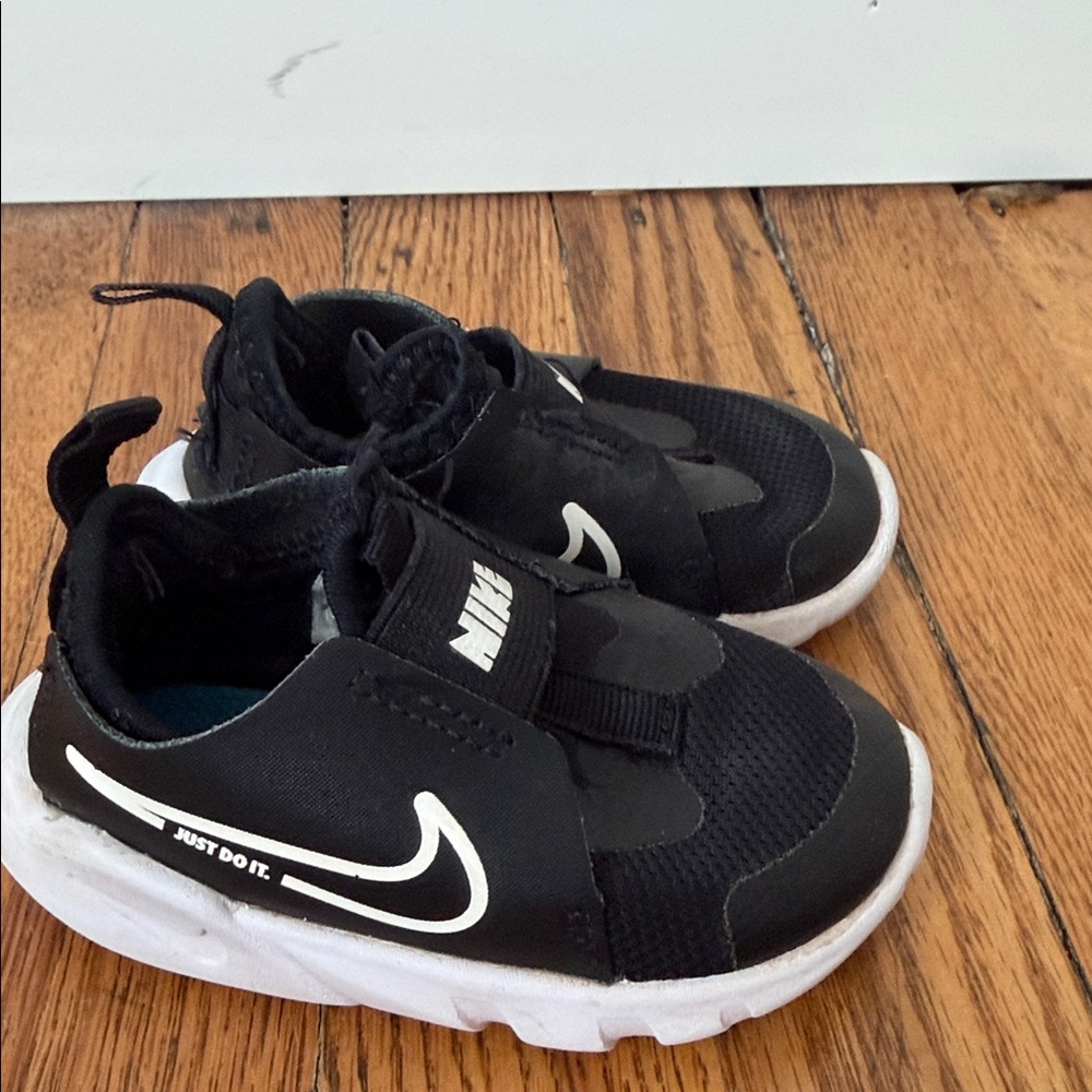 Nike infant Kids Black and White Sneakers size 5 C